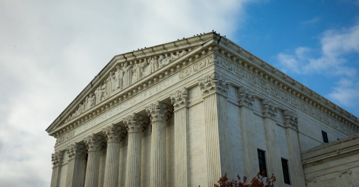 Bagaimana pengadilan membatasi kekuasaan Trump soal anggaran?