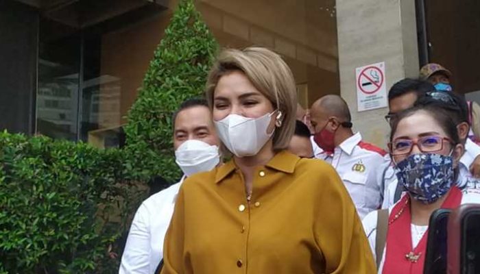 Penahanan Nikita Mirzani dan Dukungan Fitri Salhuteru