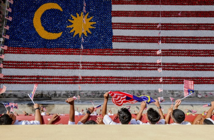 Perbandingan naturalisasi pemain malaysia dengan negara lain