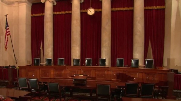 Bagaimana pengadilan membatasi kekuasaan Trump soal anggaran?