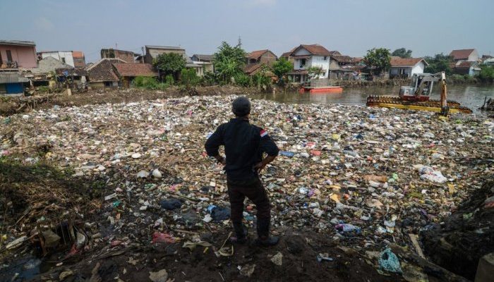 Masalah Sampah Citarum dan Solusi Dedi Mulyadi
