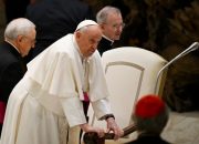 Perbandingan Kondisi Kesehatan Paus Fransiskus dan Pendahulunya