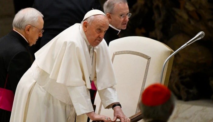 Perbandingan Kondisi Kesehatan Paus Fransiskus dan Pendahulunya