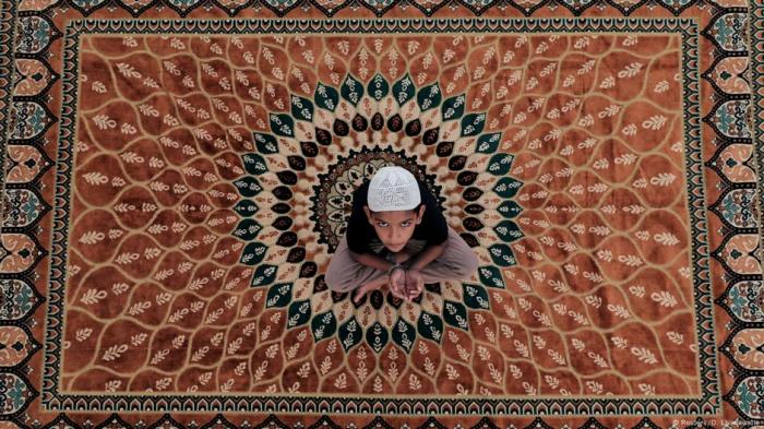 Menyetir ngebut dan menerobos lampu merah saat puasa batal atau tidak?