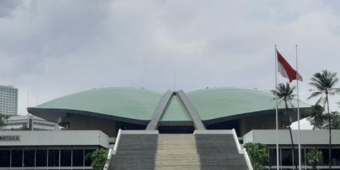 Peran DPR RI dalam mengawasi dan membatasi perluasan kewenangan TNI