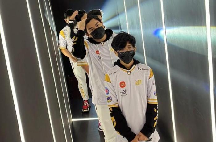 Rekap pertandingan MPL ID Season 15 week 1: NAVI vs RRQ Hoshi