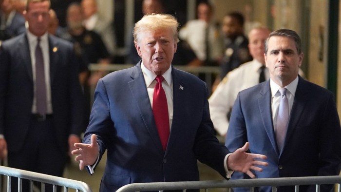 Dampak politik pencopotan hakim yang mempertanyakan deportasi Trump