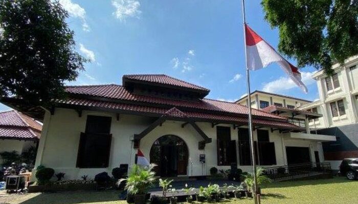 Penulis Buku Indonesia Menggugat dan Isi Singkatnya