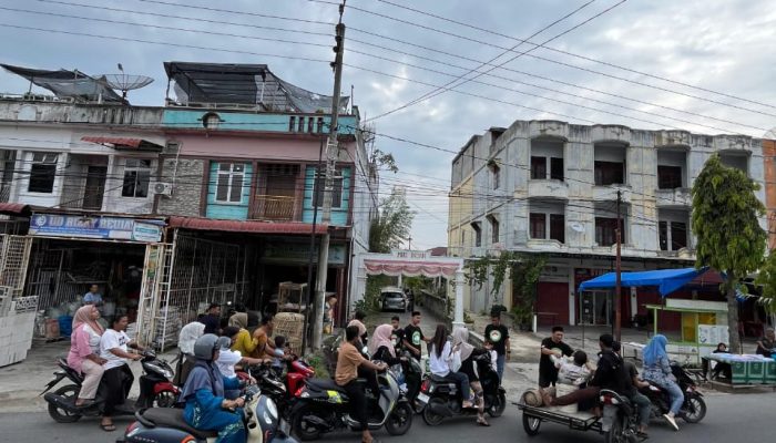 Keluarga Besar LSM Gadjah Puteh Berbagi Takjil untuk Masyarakat Langsa