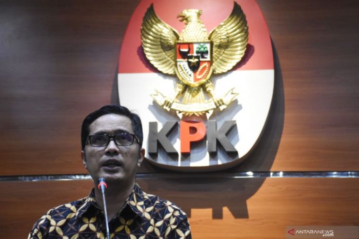 Mengapa eks pejabat pajak tersangka gratifikasi KPK masih bebas?