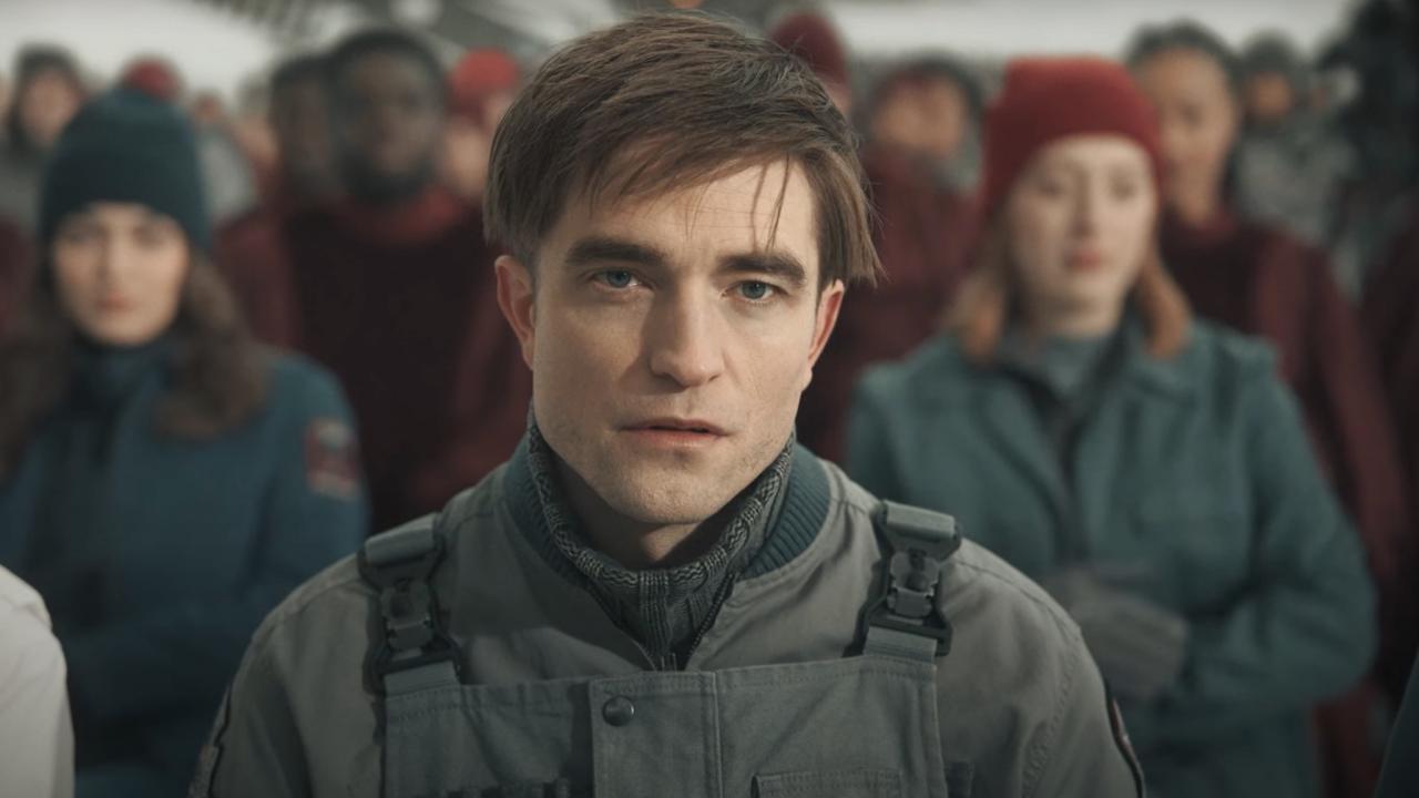 Review film Mickey 17 dan penampilan Robert Pattinson