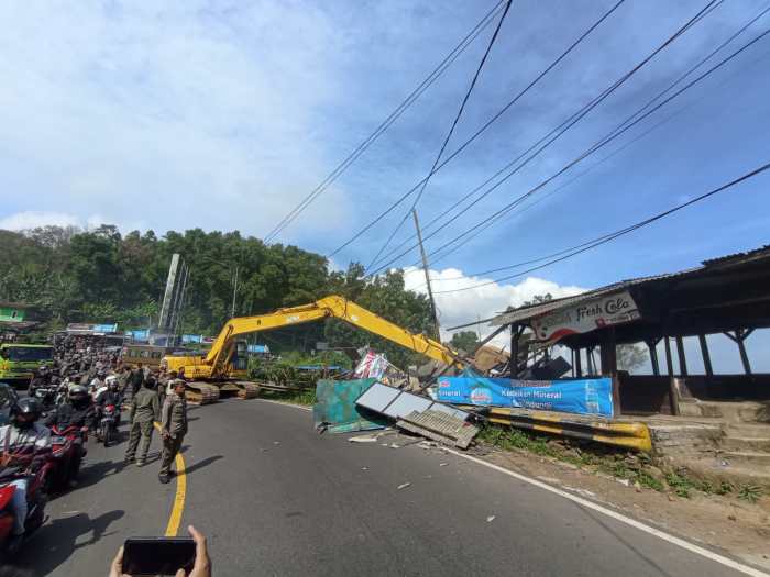 Penertiban bangunan liar Puncak atas desakan Komeng
