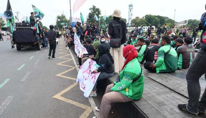 Apakah bonus lebaran ojol kurir cukup untuk hidup?