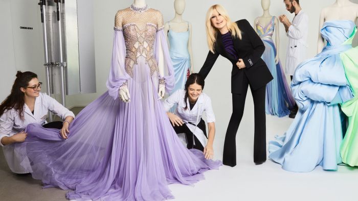 Analisis kepemimpinan Donatella Versace di Versace