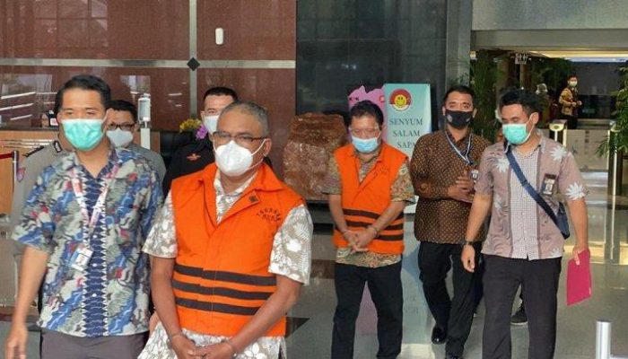 Mengapa eks pejabat pajak tersangka gratifikasi KPK masih bebas?