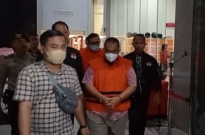 Mengapa eks pejabat pajak tersangka gratifikasi KPK masih bebas?