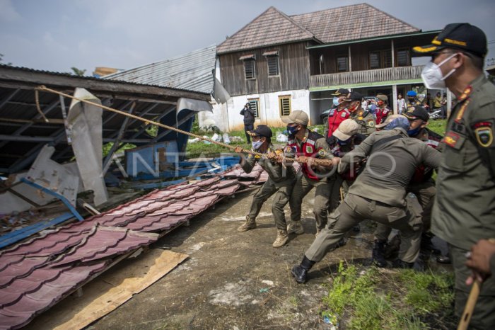 Penertiban bangunan liar Puncak atas desakan Komeng