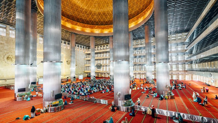 Istiqlal jakarta mosque ramadan muslims indonesian pray islamic observe around fasting classybro