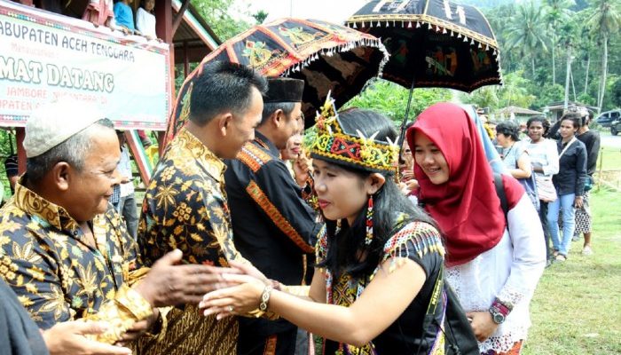 Penjelasan Detail Baju Adat Aceh untuk Pria dan Wanita