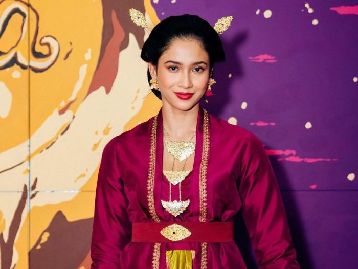 Inspirasi gaya biru dari artis di acara 7 bulanan