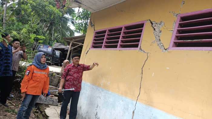 Perbandingan kerusakan rumah dan sekolah gempa bogor