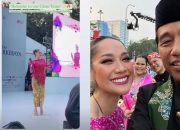 Inspirasi Gaya Biru Artis di Acara 7 Bulanan