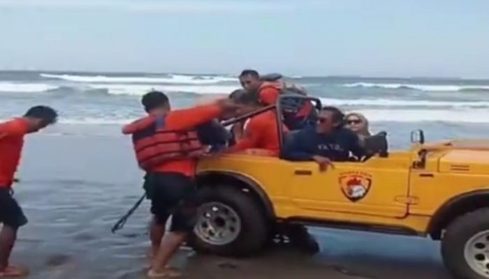 Perempuan Jerman Selamatkan Santri Terseret Ombak Balekambang
