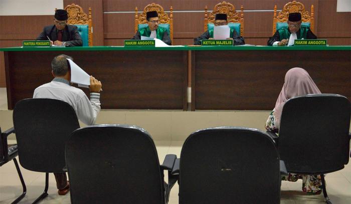 Konsekuensi hukum camat padang karena selingkuh