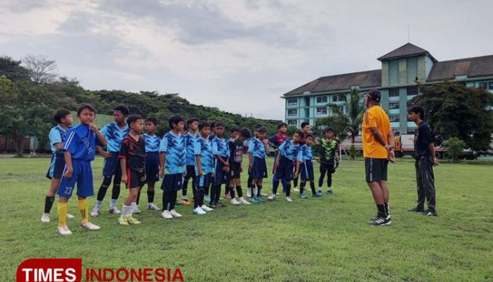 Tantangan Mengelola Bola Sepak Bola Usia Muda