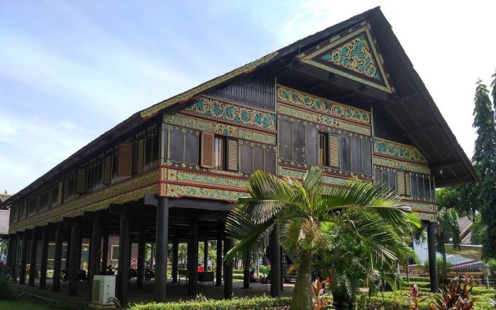 Pengaruh budaya islam terhadap desain dan fungsi rumah adat aceh