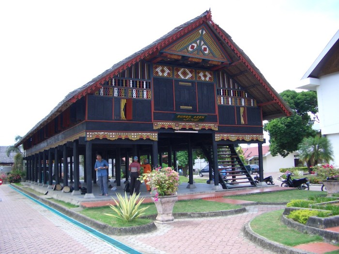Mengenal berbagai jenis rumah tradisional aceh dan karakteristiknya yang membedakan