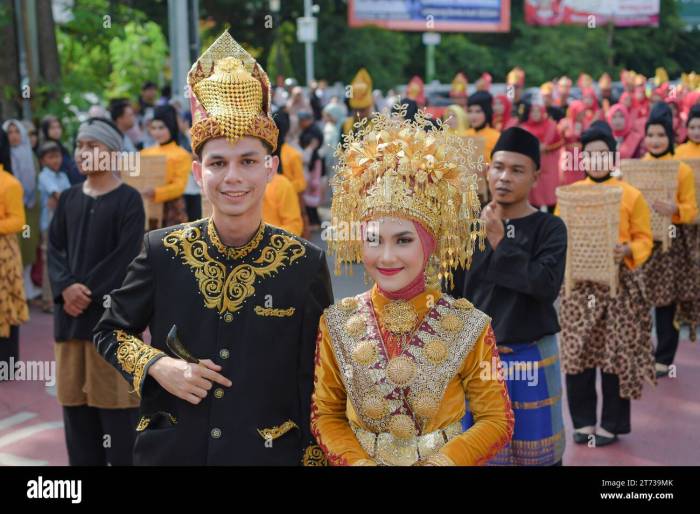 Jenis-jenis pakaian adat aceh dan penjelasannya