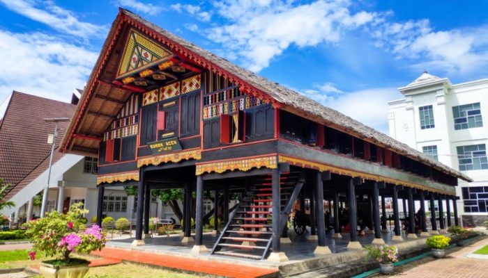 Sejarah Lengkap dan Ciri Khas Rumah Gadang Aceh