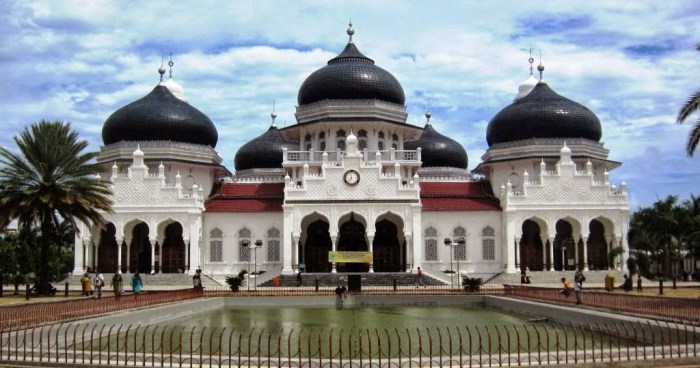 Lokasi mie Aceh kering paling dekat dengan Masjid Raya Banda Aceh
