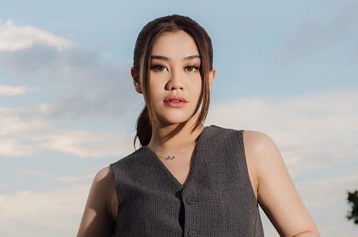 Look casual aaliyah massaid yang elegan dan berkelas