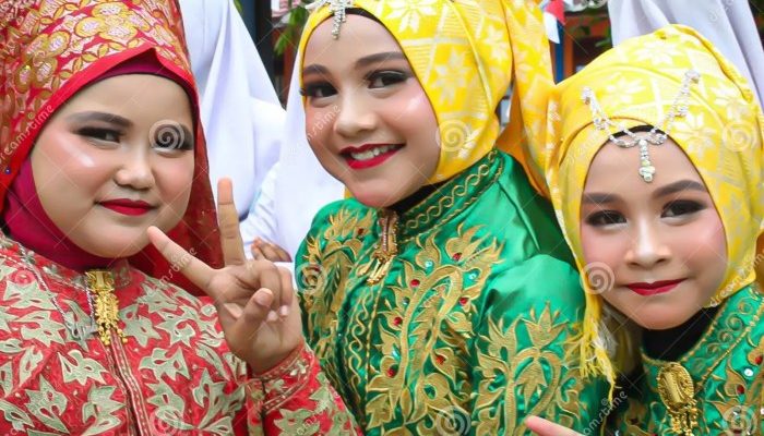 Sejarah Detail Pakaian Adat Aceh dan Contohnya