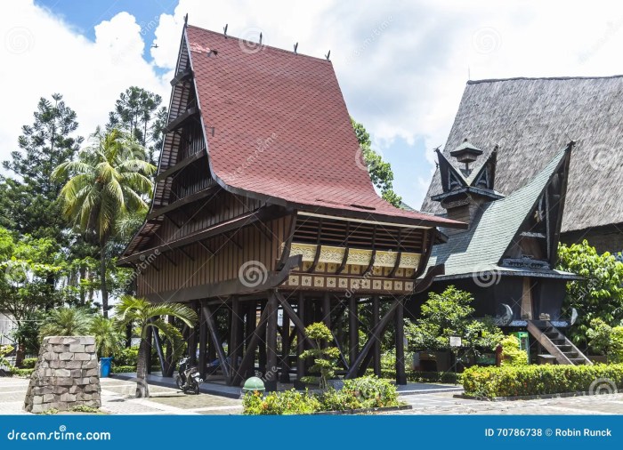 Perbedaan arsitektur rumah aceh dengan rumah tradisional di daerah lain di Indonesia