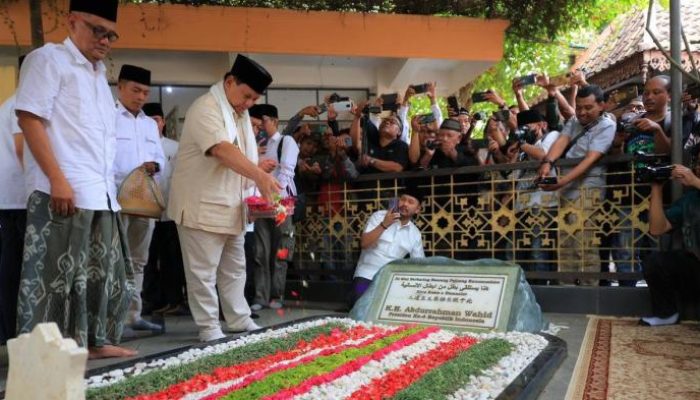 Detail Kunjungan Duka Prabowo ke Pemakaman Eddie