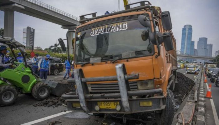 Analisa Kecelakaan Truk Pasir Akibat Hujan Lebat