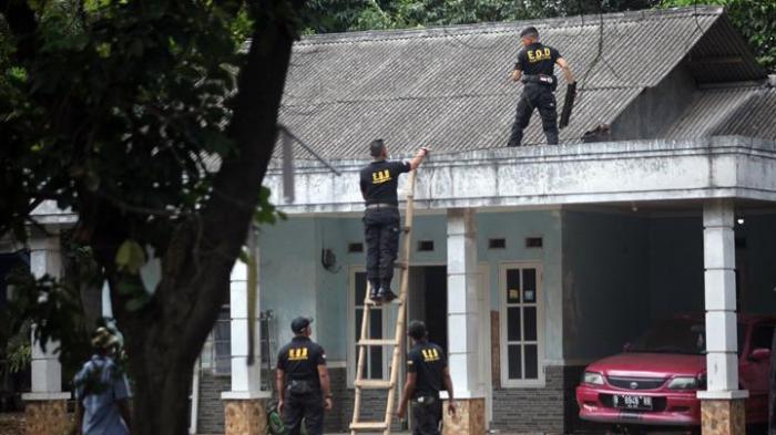 Kerusakan properti warga akibat ledakan amunisi militer di lingkungan warga Garut