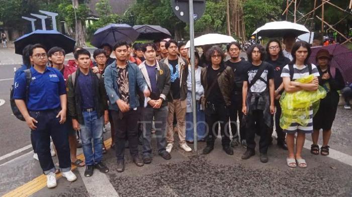 Negara istana prabowo Dampak sosial meme Prabowo Jokowi ciuman terhadap mahasiswa ITB