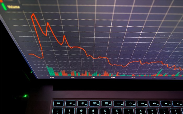 Kondisi pasar saham yang membuat saham sempat diburu lalu harganya turun drastis