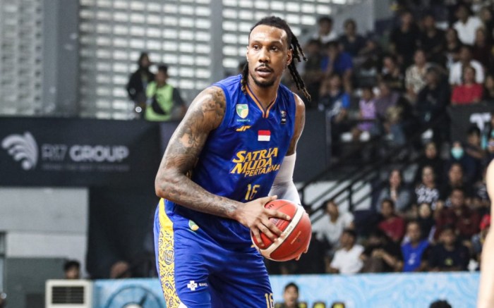 Shaw jarred basketball