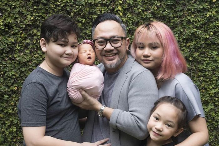 Perawatan intensif ayah mona ratuliu sebelum meninggal