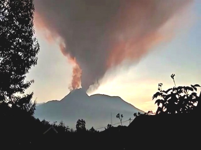 Perkiraan waktu erupsi gunung lewotobi berakhir