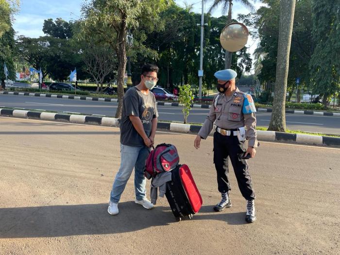 Proses pengurusan surat jalan bagi warga Terminal Bus Tj Priok yang kehilangan dompet dan barang berharga
