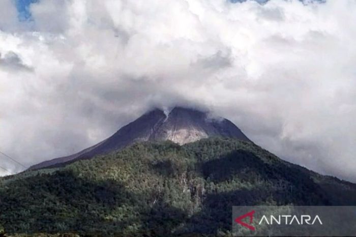 Peringatan gunung berapi Lewotobi Laki-laki level tertinggi Indonesia