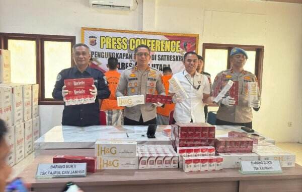Kapolres Aceh Utara saat konferensi pers pengungkapan gudang rokok ilegal di Aceh Timur yang berada dalam wilayah pengawasan Bea Cukai Langsa