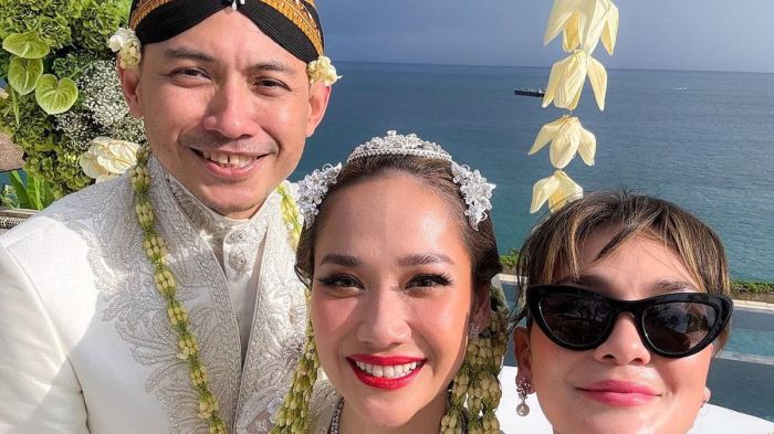 Pesta pernikahan luna maya dan maxime yang sederhana