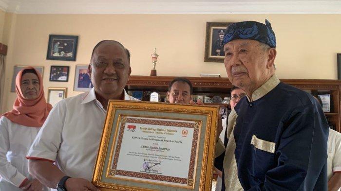 Meninggalnya legenda pencak silat Indonesia Eddie Nalapraya